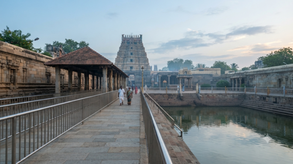 Kanipakam Temple Timings guide with early morning darshan queue and temple tank